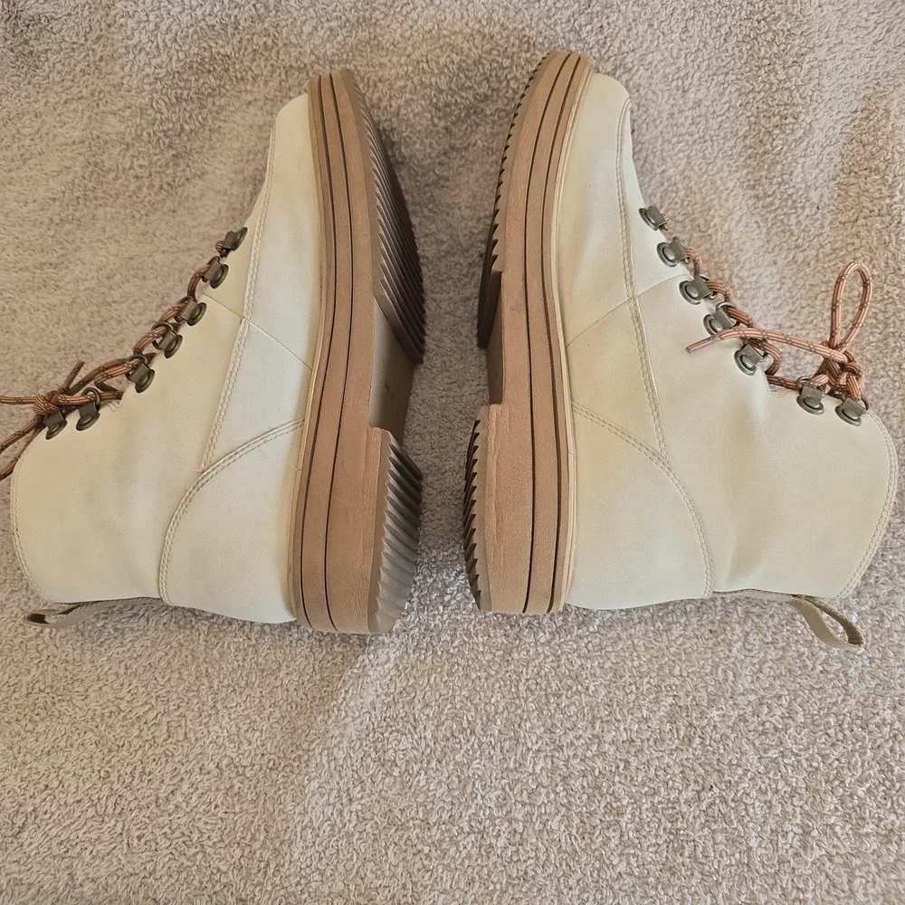 Teva Women's Midform‎ Boots In White Swan Colorway Size 8 Water Resistant